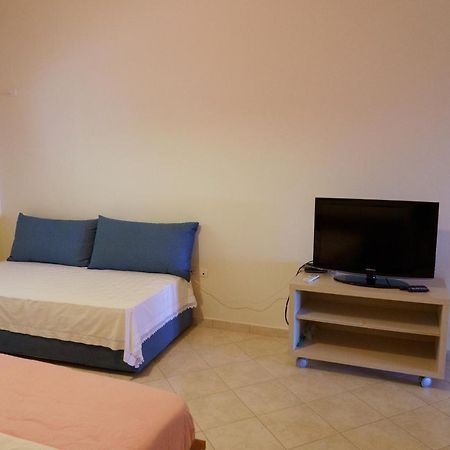 Loutsa By The Sea Appartement Buitenkant foto